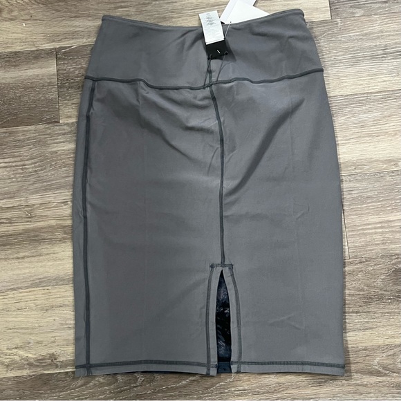 Women with Control reversible pencil skirt - Picture 8 of 11